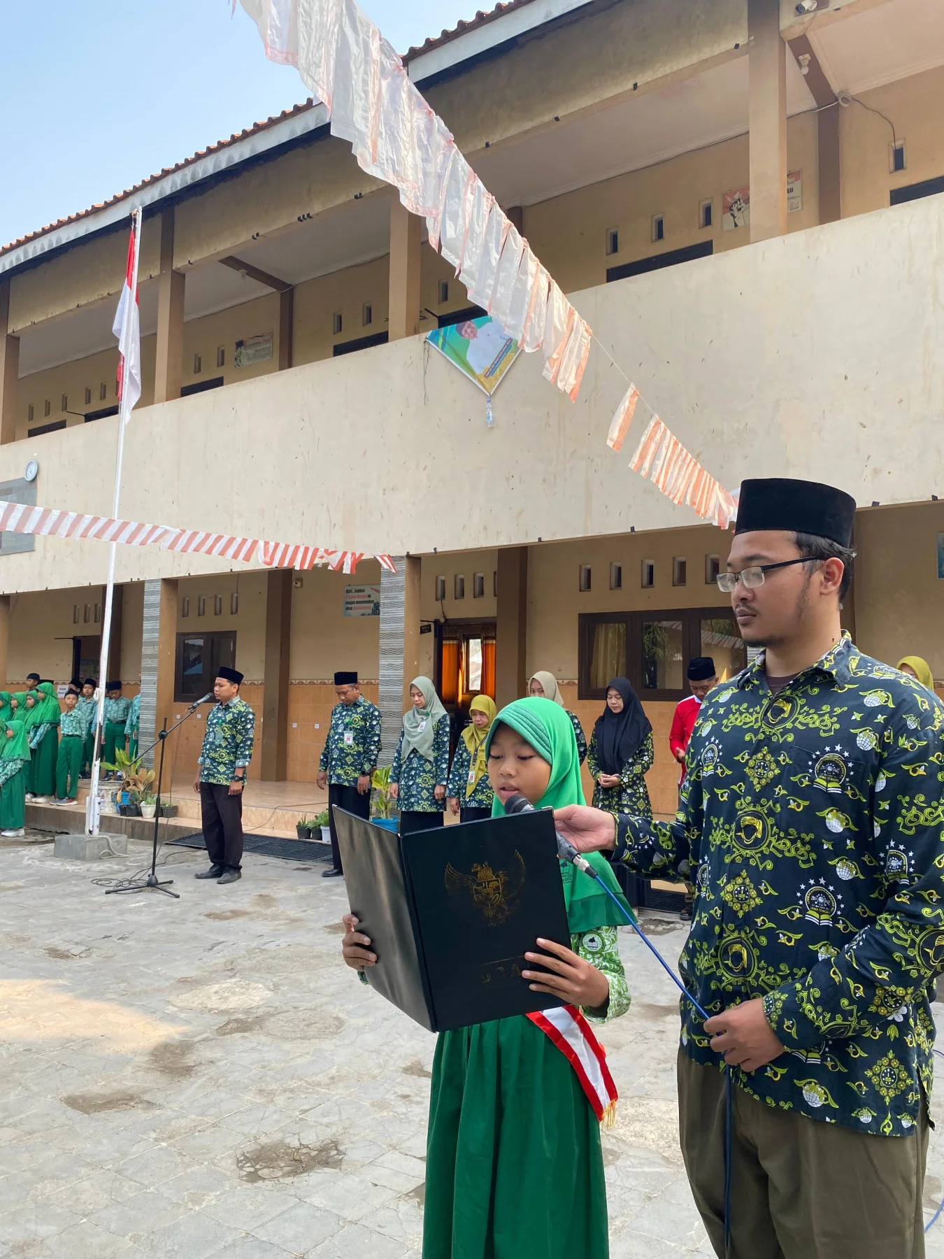 Upacara Bendera MI Al Muta’allimin Tanamkan Makna Kedisiplinan kepada Siswa