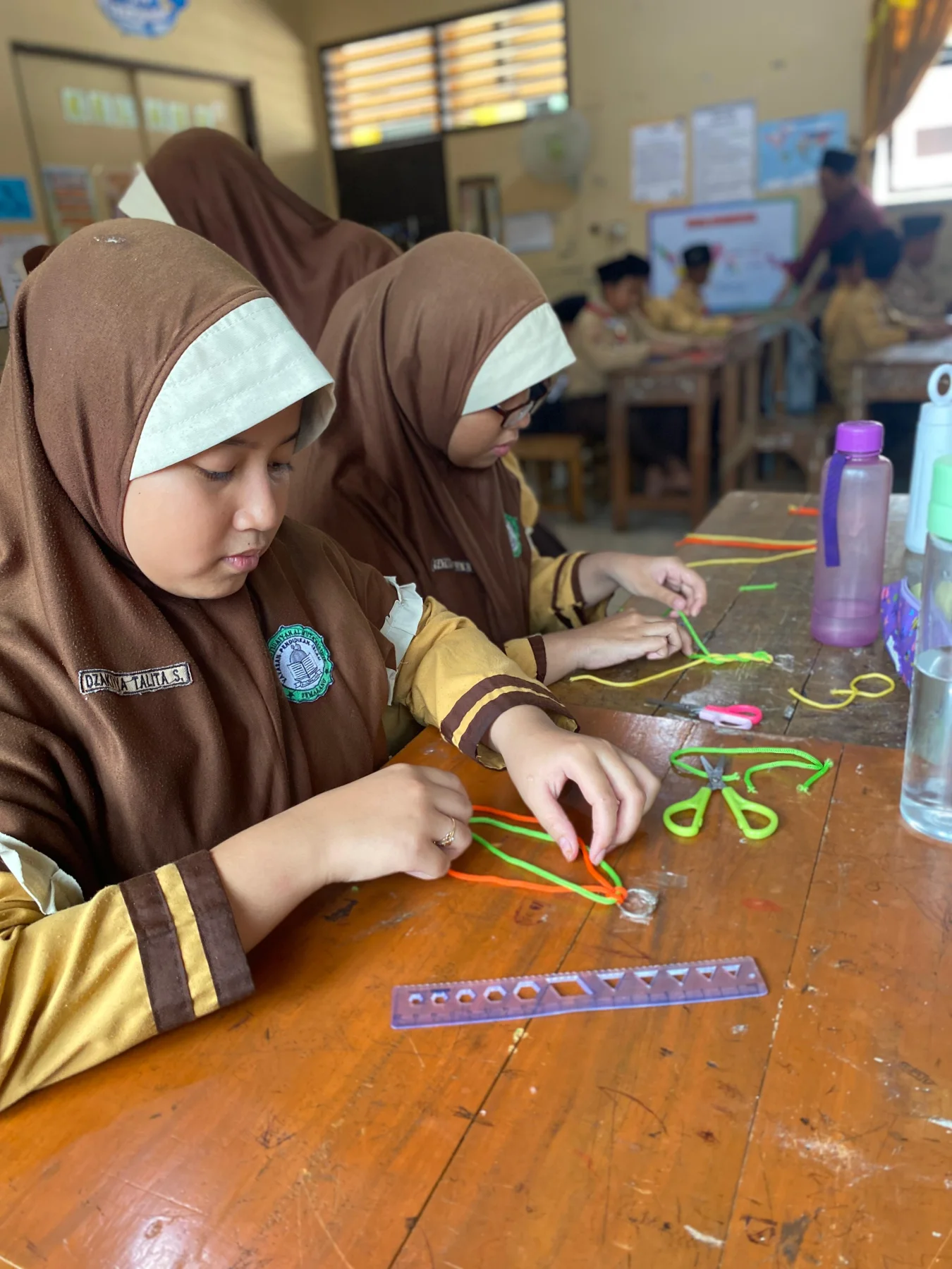 Kegiatan Membuat Gelang Makrame
